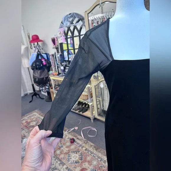 Hugo Buscati Elegant Black velvet gown EXCELLENT CONDITION!A bit stretchy Sz Med - Picture 3 of 10